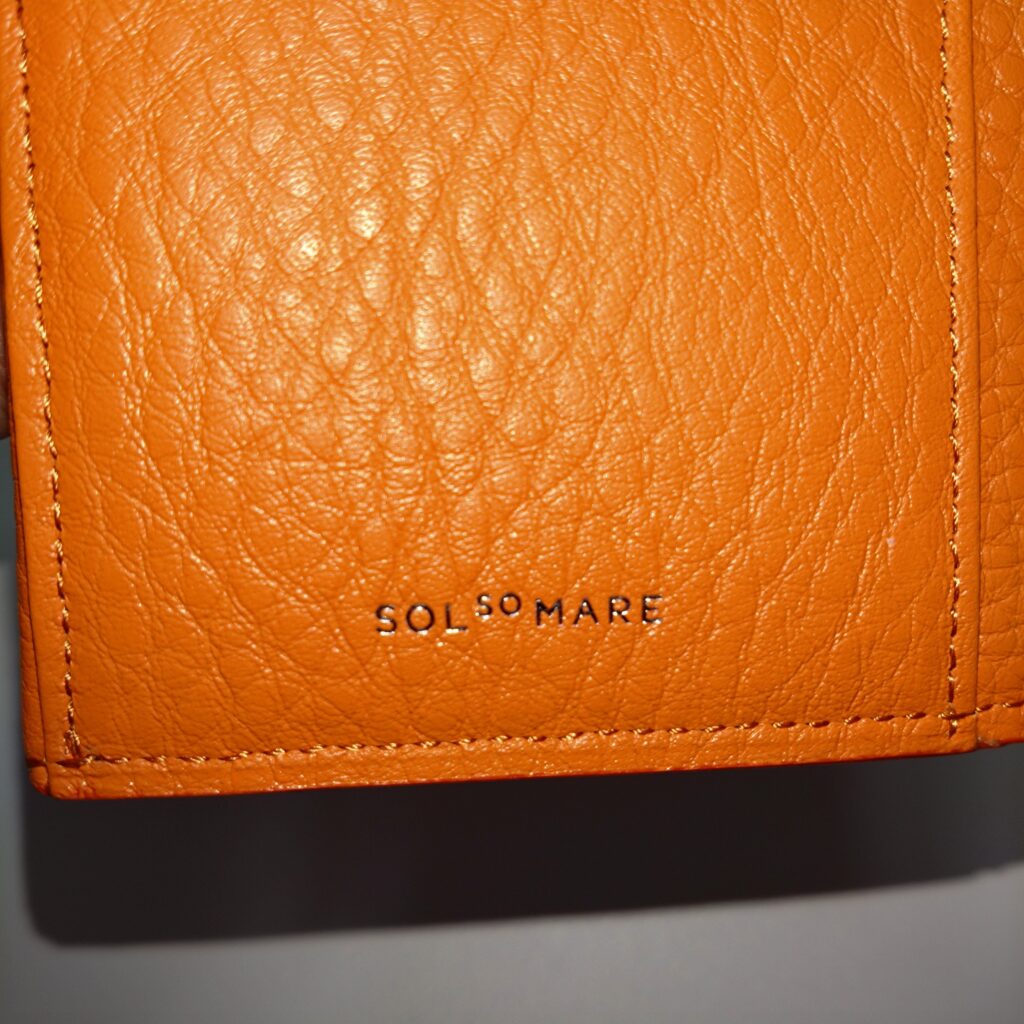 SOLSOMARE（ソルソマーレ）スマート財布の素材感。シュリンク加工がされている。