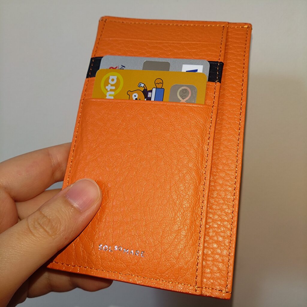 SOLSOMARE（ソルソマーレ）スマート財布に、カードを入れてみた写真